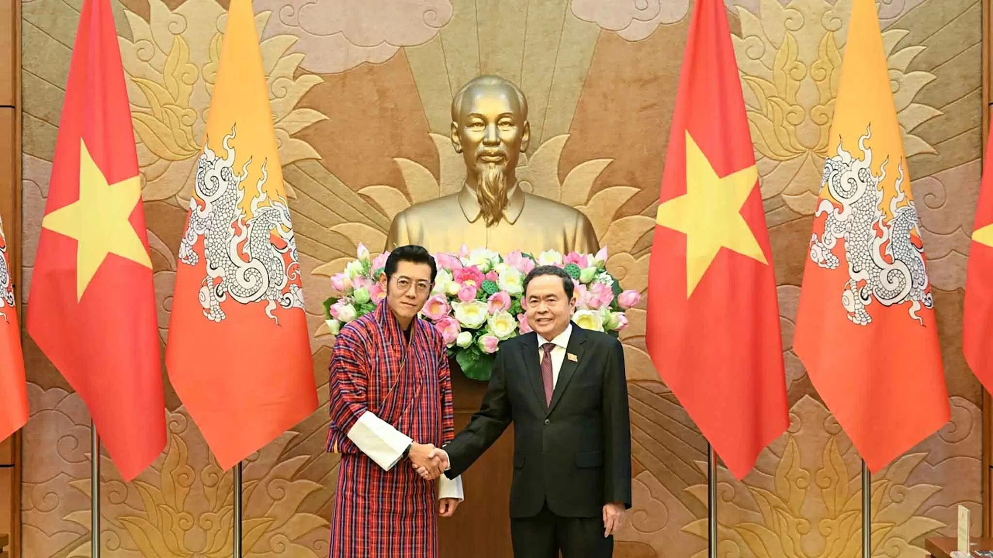 Chủ tịch Quốc hội Trần Thanh Mẫn và Quốc vương Bhutan Jigme Khesar Namgyel Wangchuck. (Nguồn: Báo Nhân dân) Chủ tịch Quốc hội Trần Thanh Mẫn và Quốc vương Bhutan Jigme Khesar Namgyel Wangchuck. (Nguồn: Báo Nhân dân)