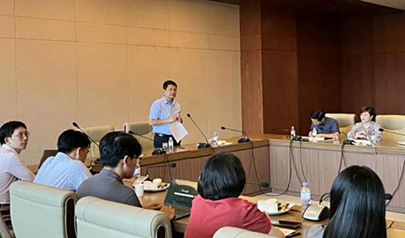 Chi bộ Vụ Châu Âu tổ chức sinh hoạt chuyên đề - Theo dấu chân Bác Hồ ở Pháp