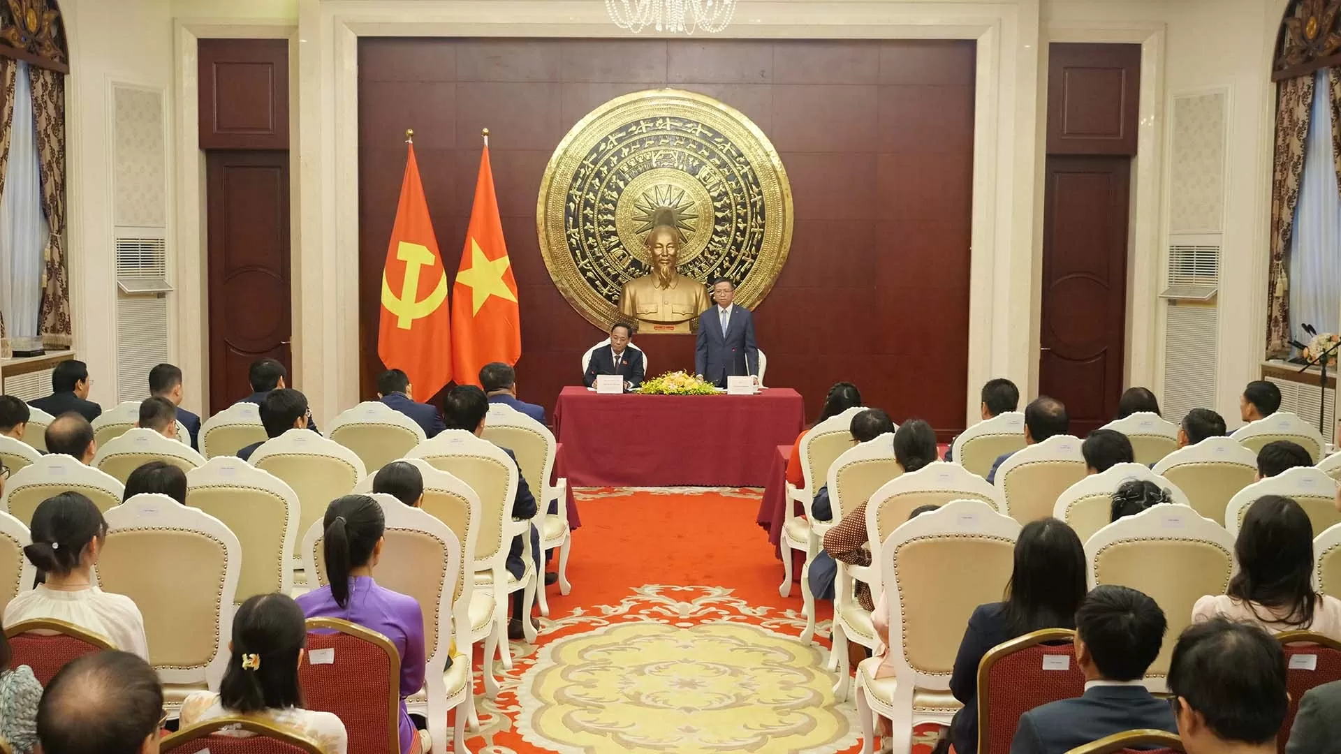 Phó Chủ tịch Quốc hội Trần Quang Phương gặp gỡ cán bộ, nhân viên Đại sứ quán và cộng đồng người Việt Nam tại Trung Quốc Phó Chủ tịch Quốc hội Trần Quang Phương gặp gỡ cán bộ, nhân viên Đại sứ quán và cộng đồng người Việt Nam tại Trung Quốc