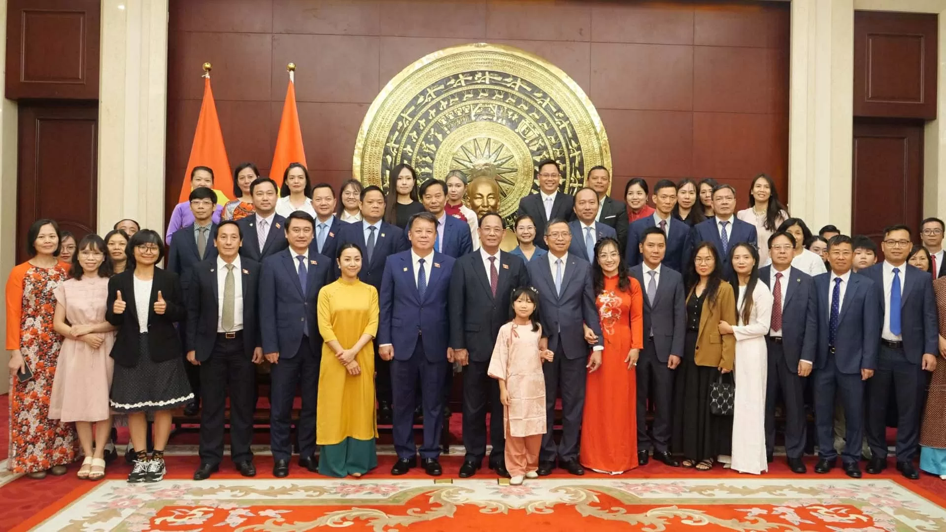 Phó Chủ tịch Quốc hội Trần Quang Phương gặp gỡ cán bộ, nhân viên Đại sứ quán và cộng đồng người Việt Nam tại Trung Quốc Phó Chủ tịch Quốc hội Trần Quang Phương gặp gỡ cán bộ, nhân viên Đại sứ quán và cộng đồng người Việt Nam tại Trung Quốc