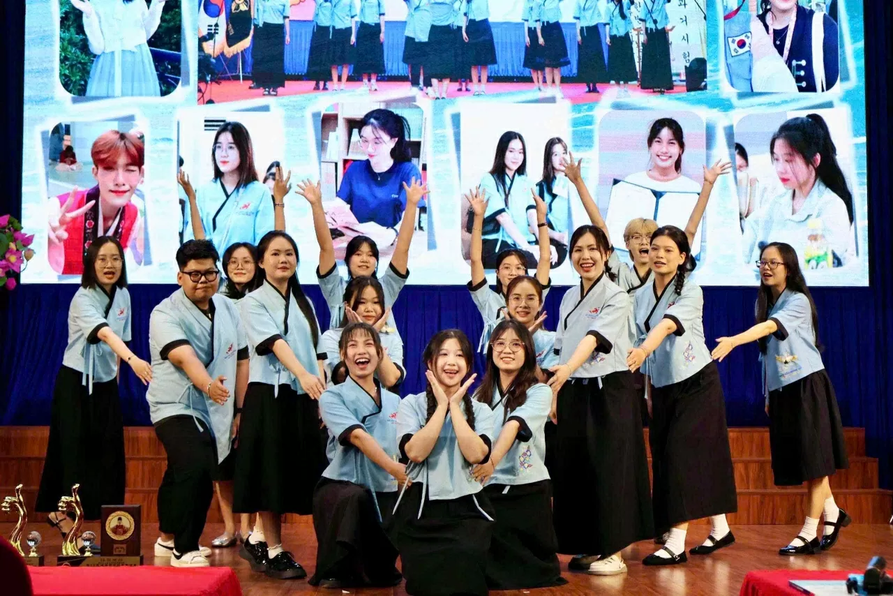 Phần thi tập thể của các trường cao đẳng, đại học ở Việt Nam (Ảnh: Trúc Linh)