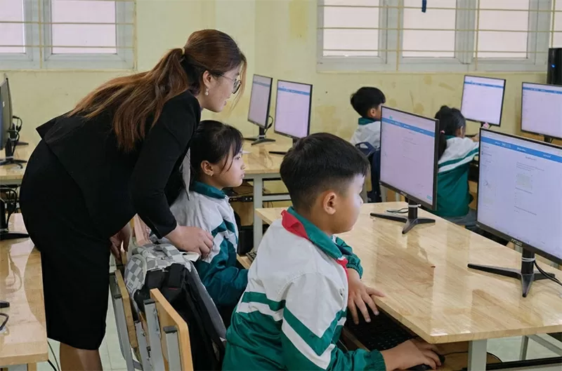 Giáo viên cũng trở thành “người hướng dẫn kỹ năng số” cho học sinh.