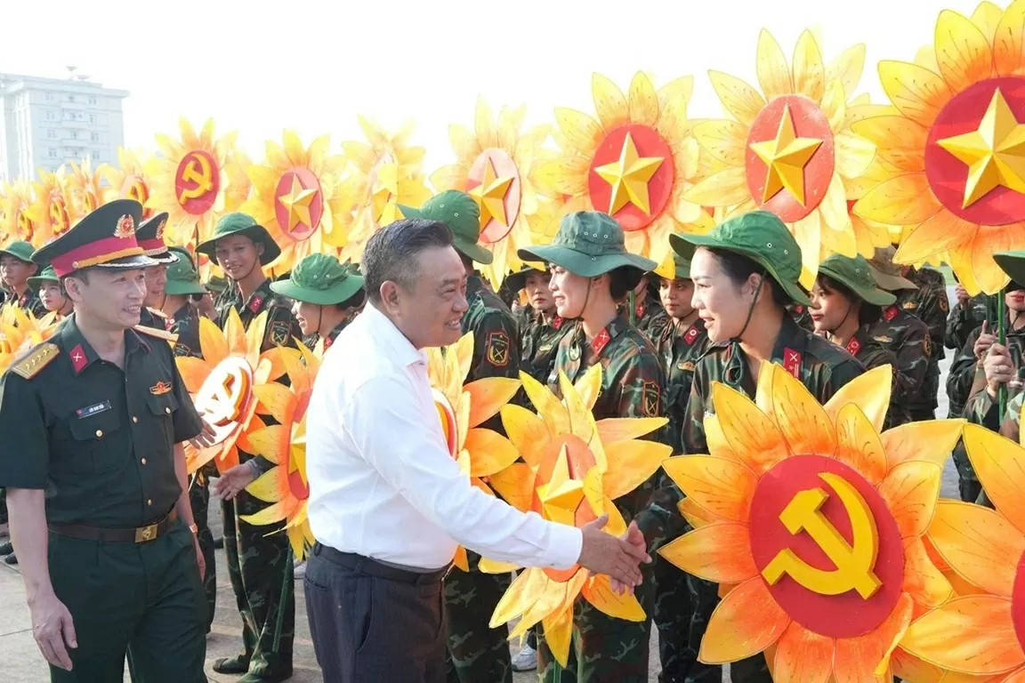 Chủ tịch UBND TP. Hà Nội Trần Sỹ Thanh thăm các khối diễu binh, diễu hành chuẩn bị Lễ kỷ niệm 80 năm Quốc khánh 2/9