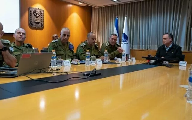 RL: Bộ trưởng Quốc phòng Israel Katz gặp Tổng tham mưu trưởng Lực lượng Phòng vệ Israel (IDF), Trung tướng Eyal Zamir, Phó tổng tham mưu trưởng, Thiếu tướng Tamir Yadai, Cục trưởng Cục Tác chiến, Thiếu tướng Itzik Cohen và Cục trưởng Cục Tình báo, Thiếu tướng Shlomi Binder, tại văn phòng của Katz ở Tel Aviv, ngày 19 tháng 8 năm 2025. (Ariel Hermoni/Bộ Quốc phòng Israel) RL: Bộ trưởng Quốc phòng Israel Katz gặp Tổng tham mưu trưởng Lực lượng Phòng vệ Israel (IDF), Trung tướng Eyal Zamir, Phó tổng tham mưu trưởng, Thiếu tướng Tamir Yadai, Cục trưởng Cục Tác chiến, Thiếu tướng Itzik Cohen và Cục trưởng Cục Tình báo, Thiếu t
