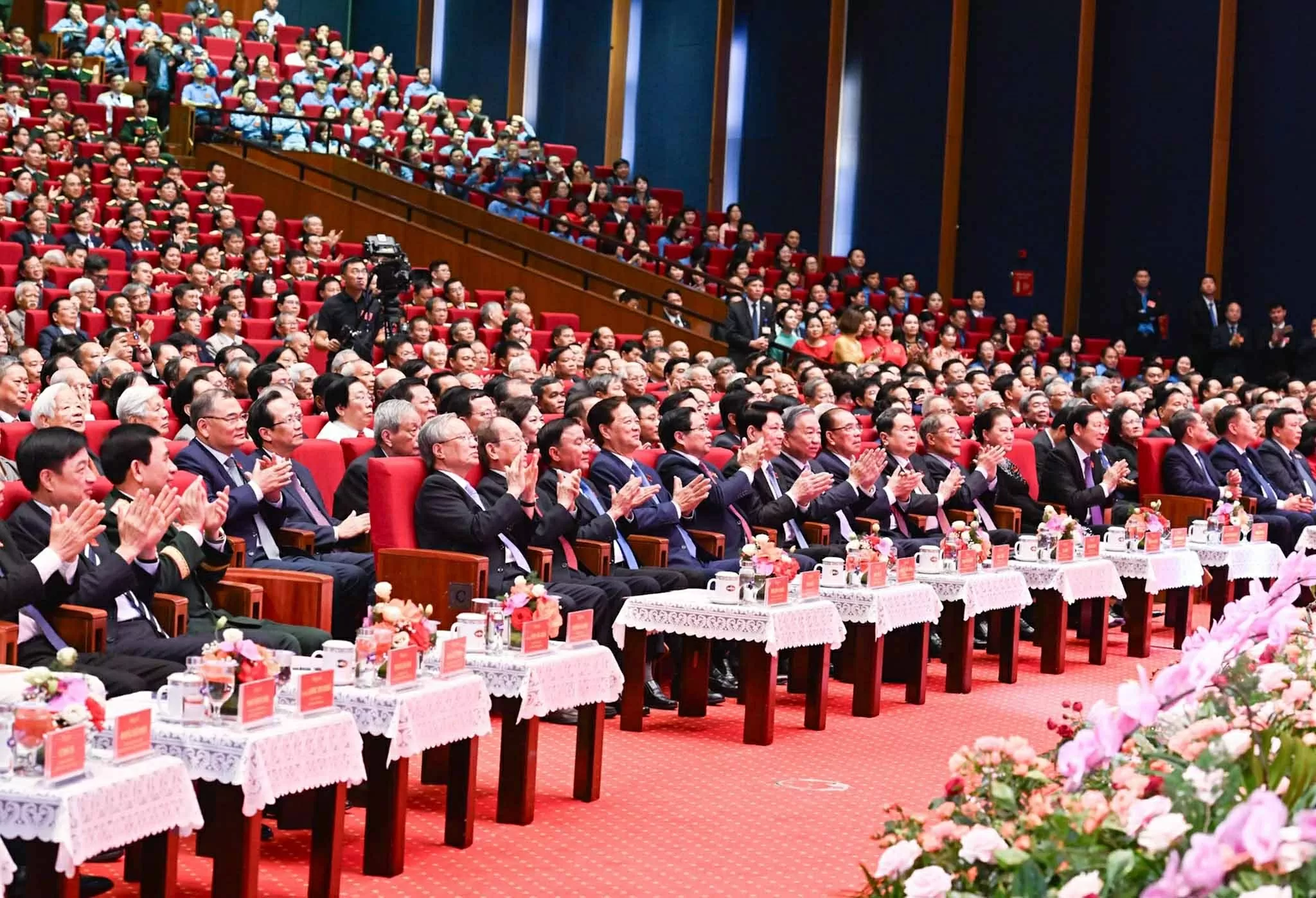 Tổng Bí thư Tô Lâm cùng các đồng chí lãnh đạo, nguyên lãnh đạo Đảng, Nhà nước và các đại biểu dự lễ kỷ niệm. (Nguồn: Báo Nhân dân)