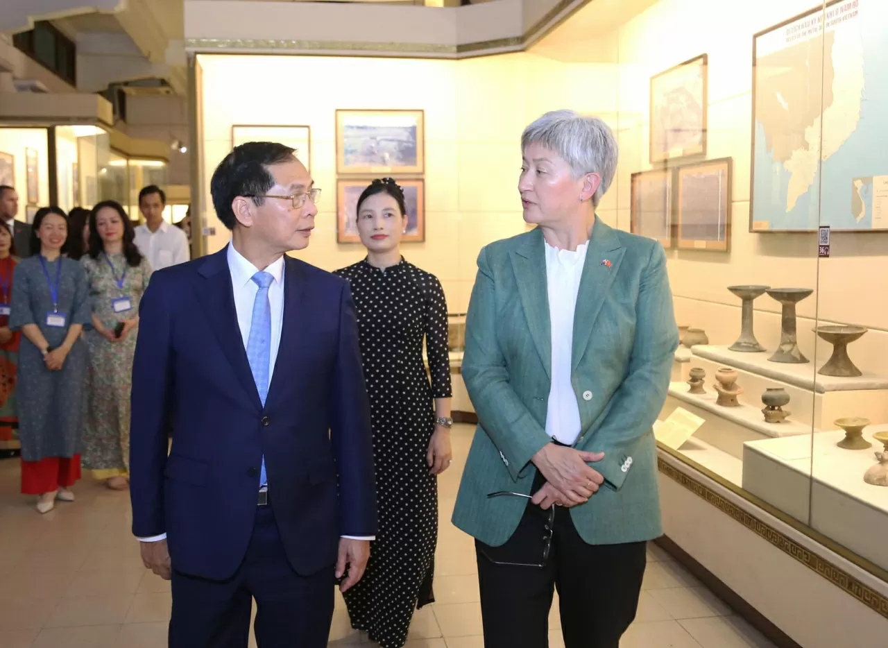 Trò chuyện thân mật với cán bộ bảo tàng, bày tỏ sự trân trọng đối với những người đang làm công tác gìn giữ và phát huy giá trị lịch sử.