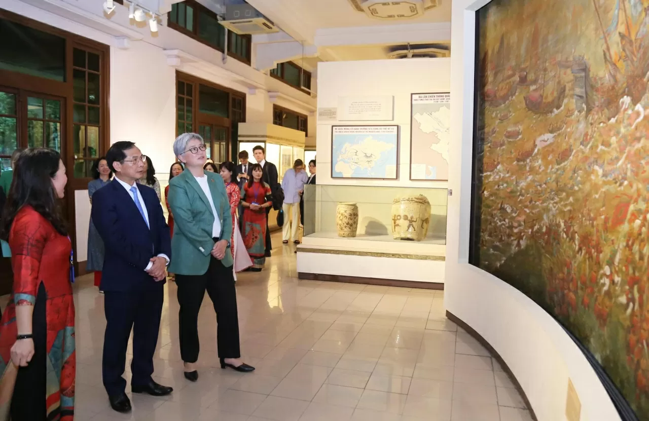 Hai nhà lãnh đạo lắng nghe giới thiệu về các hiện vật tại bảo tàng, từ thời kỳ dựng nước đến hiện đại, thể hiện sự quan tâm sâu sắc đến lịch sử và văn hóa Việt Nam. (Ảnh: Thành Long)