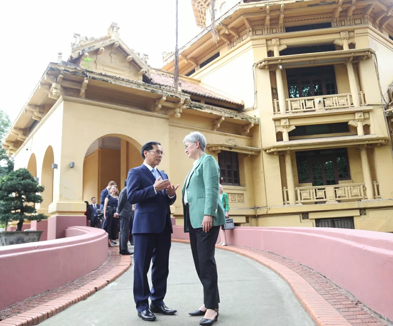 Kết thúc chuyến thăm quan đầy ý nghĩa, Phó Thủ tướng Bùi Thanh Sơn và Ngoại trưởng hai bên sẽ thúc đẩy hợp tác trong khuôn khổ Đối tác chiến lược toàn diện, đặc biệt trong các lĩnh vực phát triển nguồn nhân lực, kinh tế số và chuyển đổi năng lượng xanh.