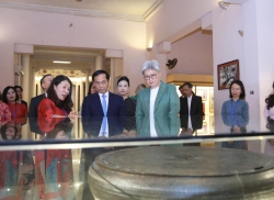 Phó Thủ tướng, Bộ trưởng Ngoại giao Bùi Thanh Sơn và Bộ trưởng Ngoại giao Australia Penny Wong thăm Bảo tàng Lịch sử quốc gia