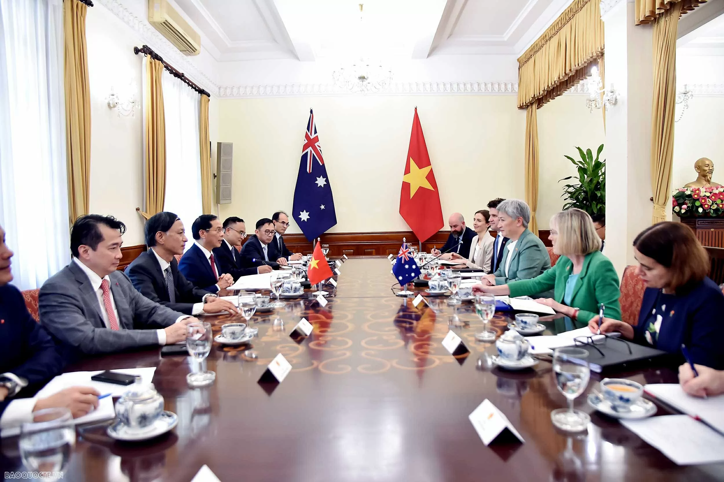 Phó Thủ tướng, Bộ trưởng Bùi Thanh Sơn và Bộ trưởng Penny Wong trao đổi về việc triển khai quan hệ Đối tác chiến lược toàn diện Việt Nam - Australia cũng như các vấn đề khu vực, quốc tế cùng quan tâm. (Ảnh: Quang Hòa)