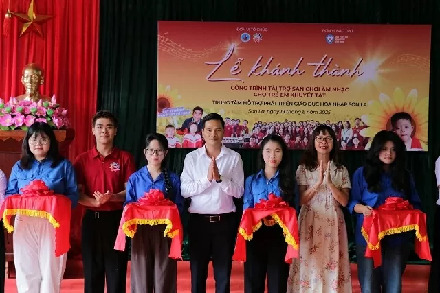Vietnamese students in Russia donate music playground to children with disabilities in Son La Vietnamese students in Russia donate music playground to children with disabilities in Son La