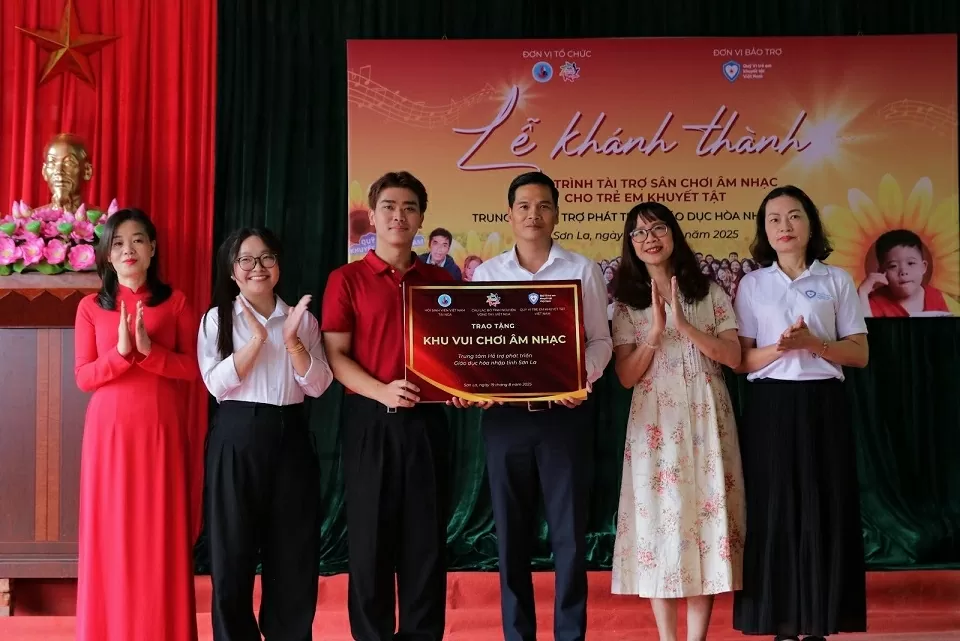Du học sinh Việt tại Nga tặng sân chơi âm nhạc cho trẻ em khuyết tật tại Sơn La