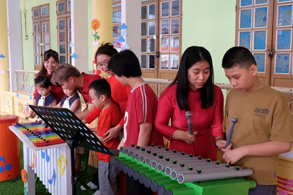Du học sinh Việt tại Nga tặng sân chơi âm nhạc cho trẻ em khuyết tật tại Sơn La