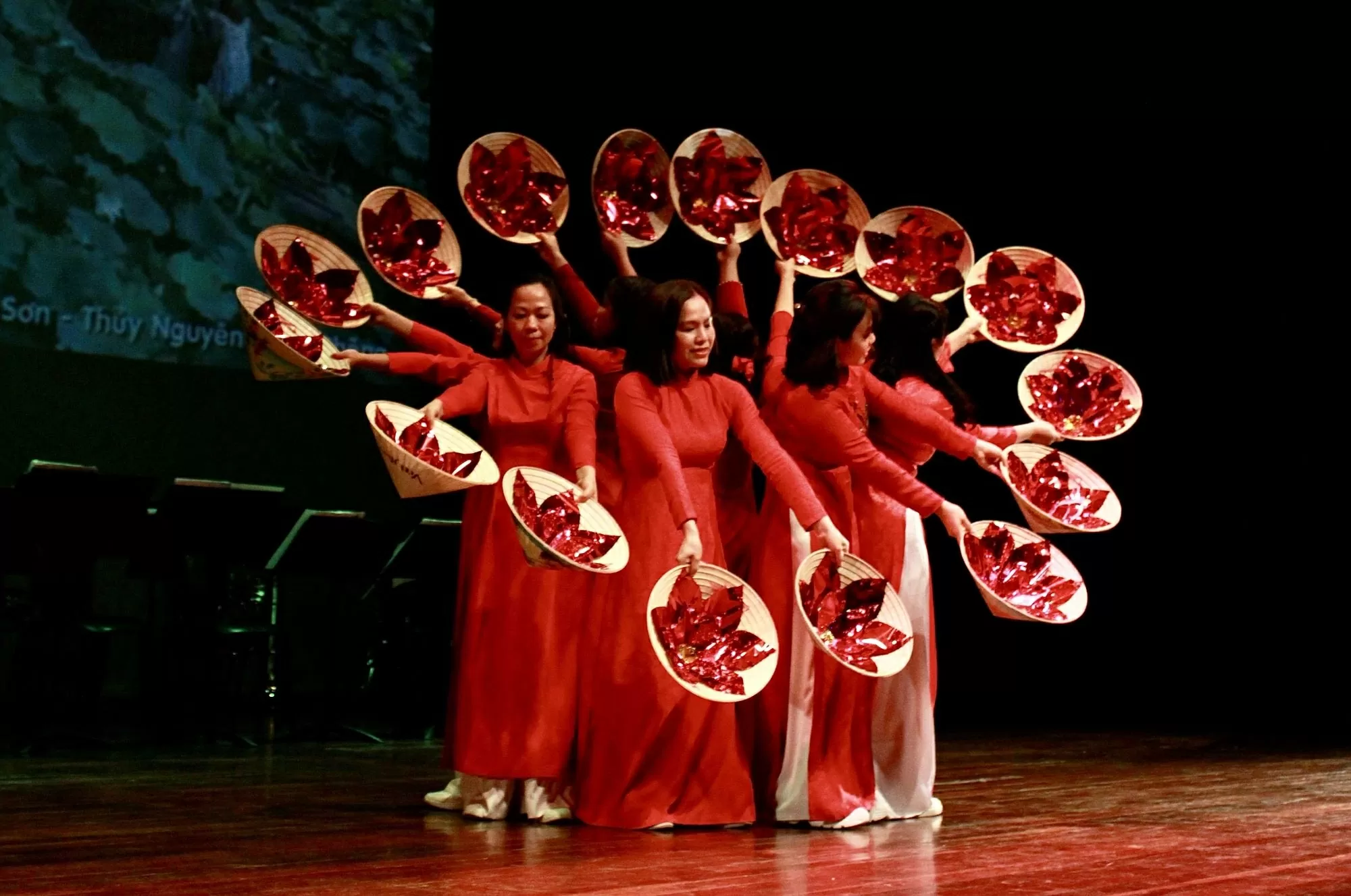Múa HỒ CHÍ MINH ĐẸP NHẤT TÊN NGƯỜI do tập thể nữ cán bộ CQDD biểu diễn Múa HỒ CHÍ MINH ĐẸP NHẤT TÊN NGƯỜI do tập thể nữ cán bộ CQDD biểu diễn