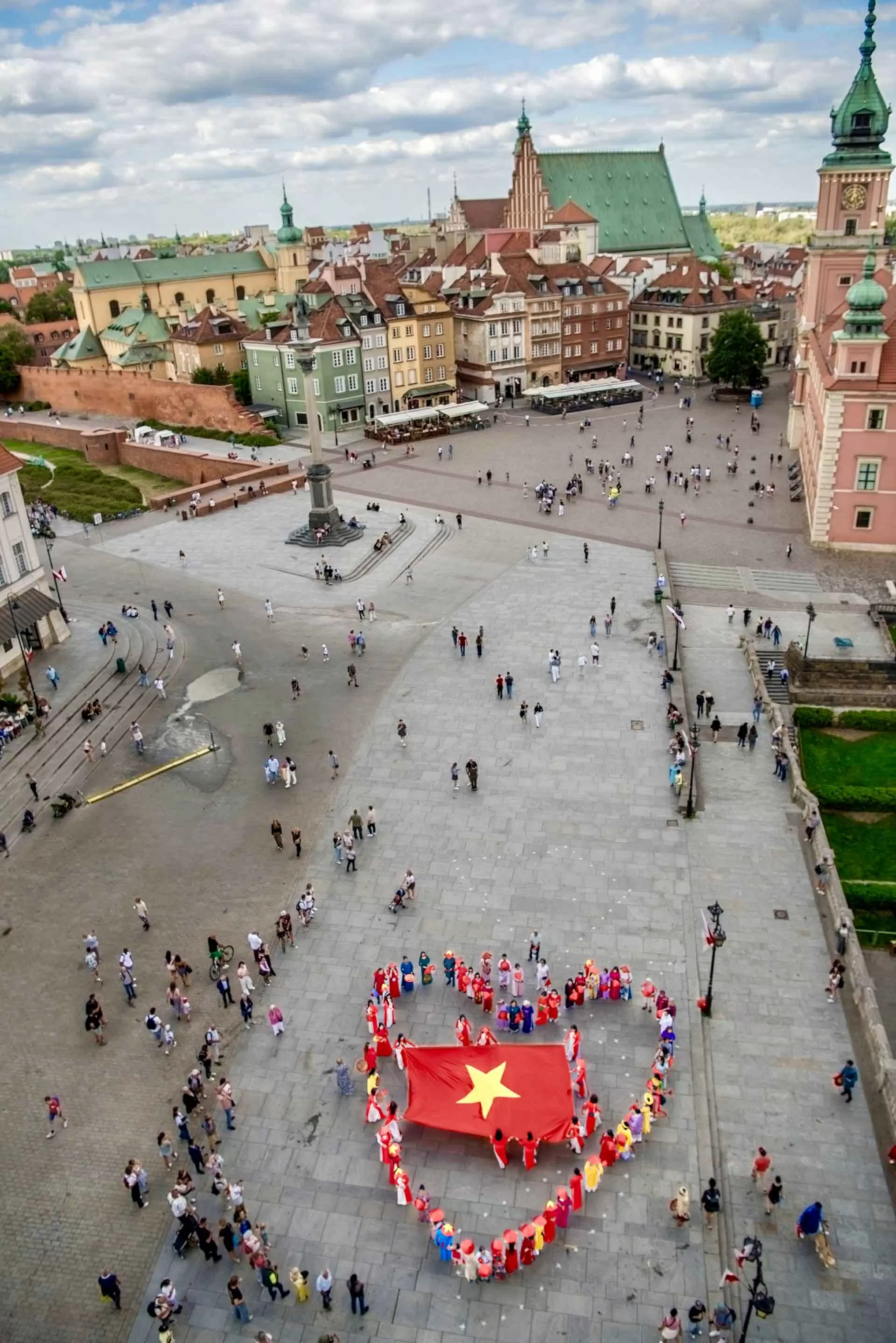 'Việt Phục bộ hành' tại Ba Lan: Niềm tự hào dân tộc lan tỏa nơi đất khách 'Việt Phục bộ hành' tại Ba Lan: Niềm tự hào dân tộc lan tỏa nơi đất khách