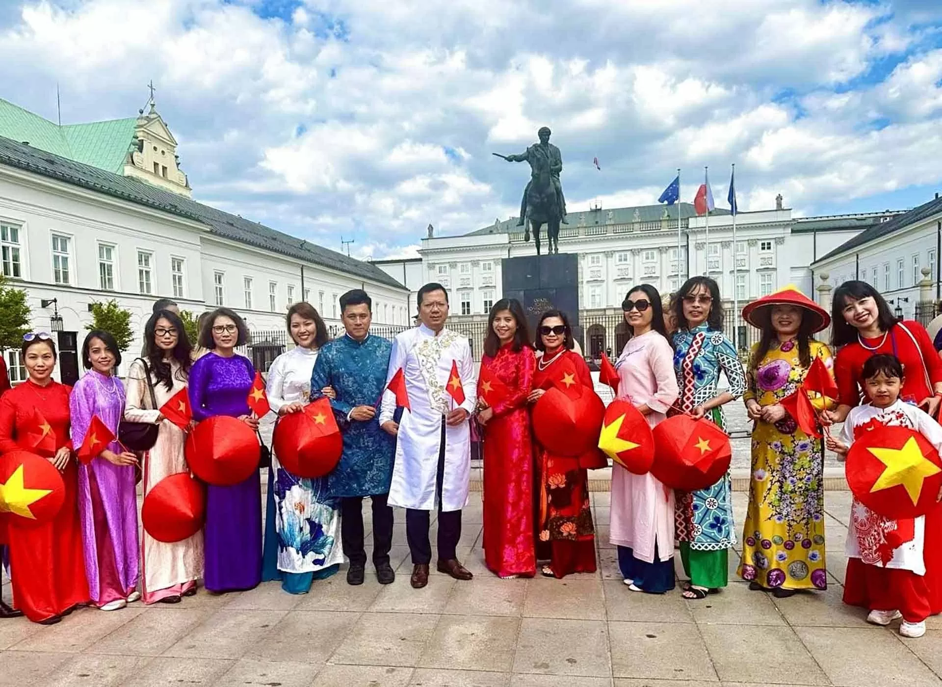 'Việt Phục bộ hành' tại Ba Lan: Niềm tự hào dân tộc lan tỏa nơi đất khách 'Việt Phục bộ hành' tại Ba Lan: Niềm tự hào dân tộc lan tỏa nơi đất khách