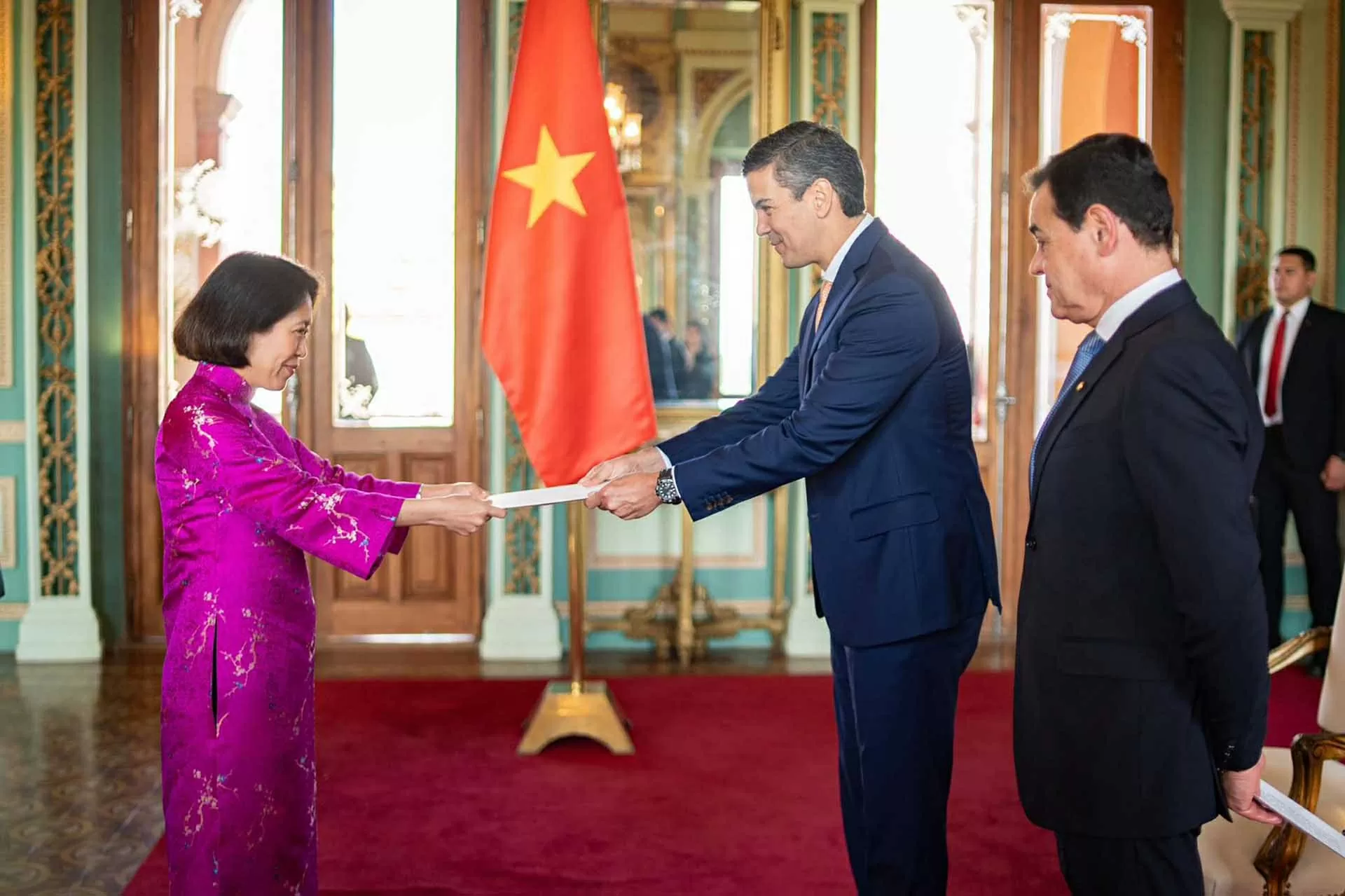 Đại sứ Ngô Minh Nguyệt trình Thư ủy nhiệm lên Tổng thống Paraguay Đại sứ Ngô Minh Nguyệt trình Thư ủy nhiệm lên Tổng thống Paraguay