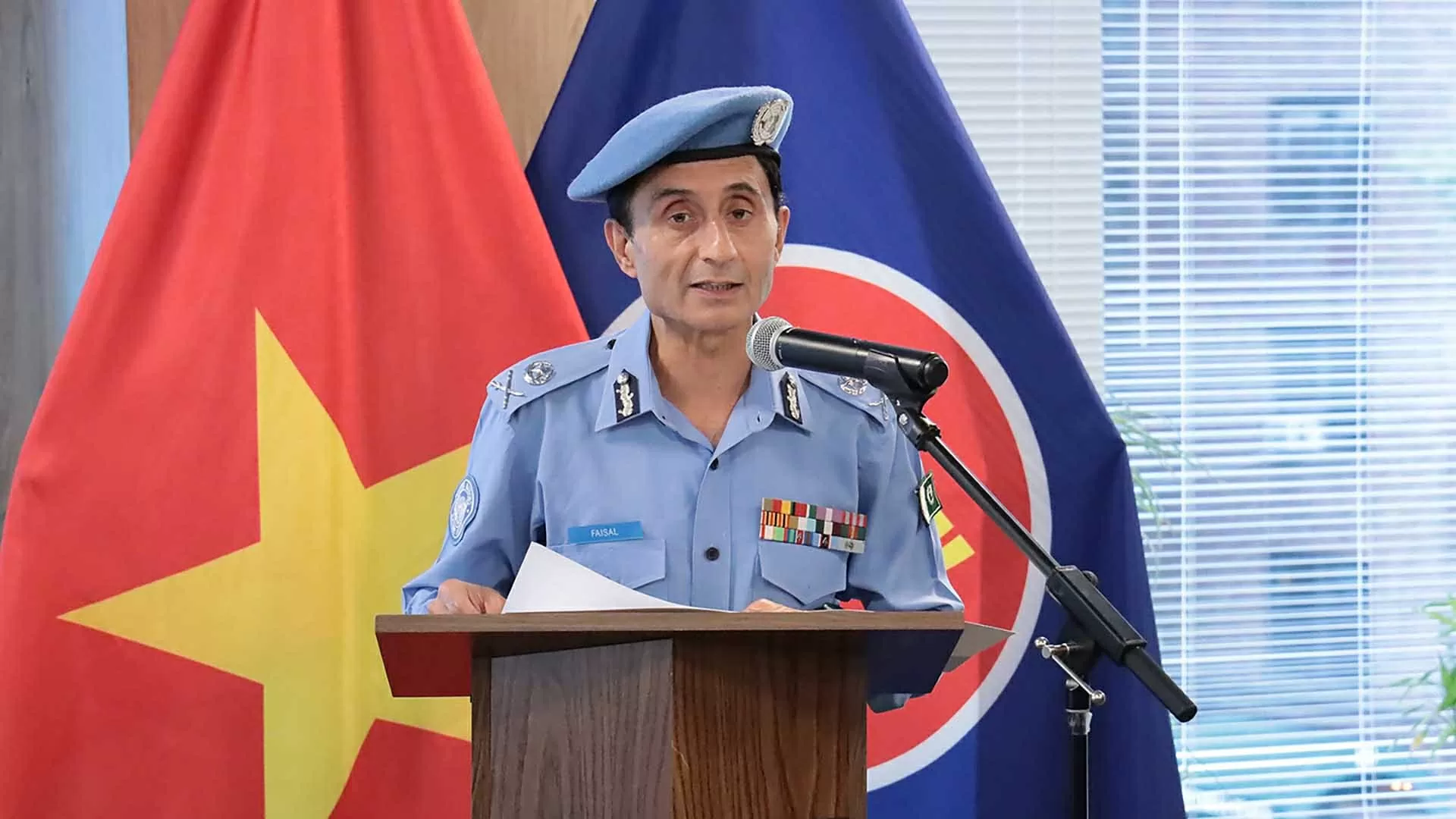 Cố vấn cảnh sát Liên hợp quốc Faisal Shahkar phát biểu chúc mừng. Cố vấn cảnh sát Liên hợp quốc Faisal Shahkar phát biểu chúc mừng.
