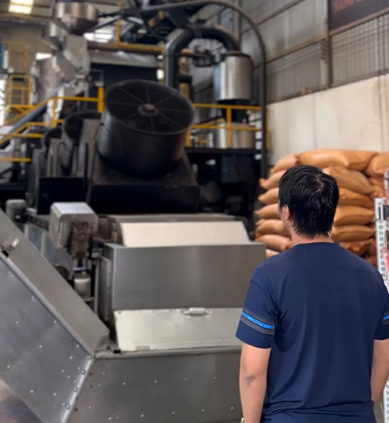 Ho&agrave;ng Đại Phong đứng trong nh&agrave; m&aacute;y.