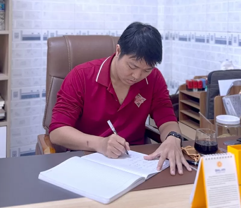 Ho&agrave;ng Đại Phong trong văn ph&ograve;ng l&agrave;m việc