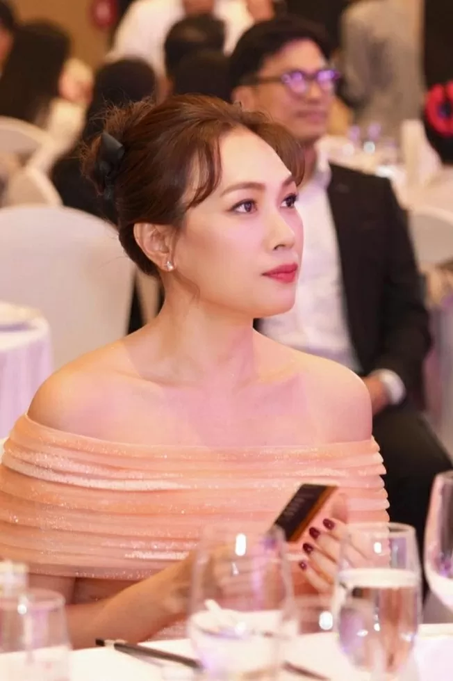 Ca sĩ Mỹ Tâm chọn đầm trễ vai nữ tính khi tăng cân nhẹ, trẻ lâu nhờ chăm dùng trái cây trong vườn nhà