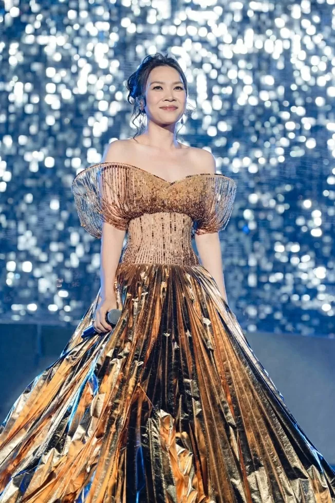 Ca sĩ Mỹ Tâm chọn đầm trễ vai nữ tính khi tăng cân nhẹ, trẻ lâu nhờ chăm dùng trái cây trong vườn nhà Ca sĩ Mỹ Tâm chọn đầm trễ vai nữ tính khi tăng cân nhẹ, trẻ lâu nhờ chăm dùng trái cây trong vườn nhà