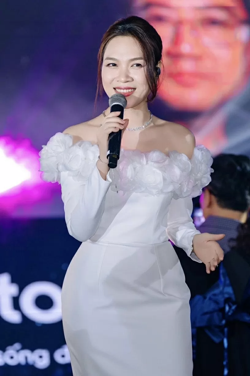 Ca sĩ Mỹ Tâm chọn đầm trễ vai nữ tính khi tăng cân nhẹ, trẻ lâu nhờ chăm dùng trái cây trong vườn nhà