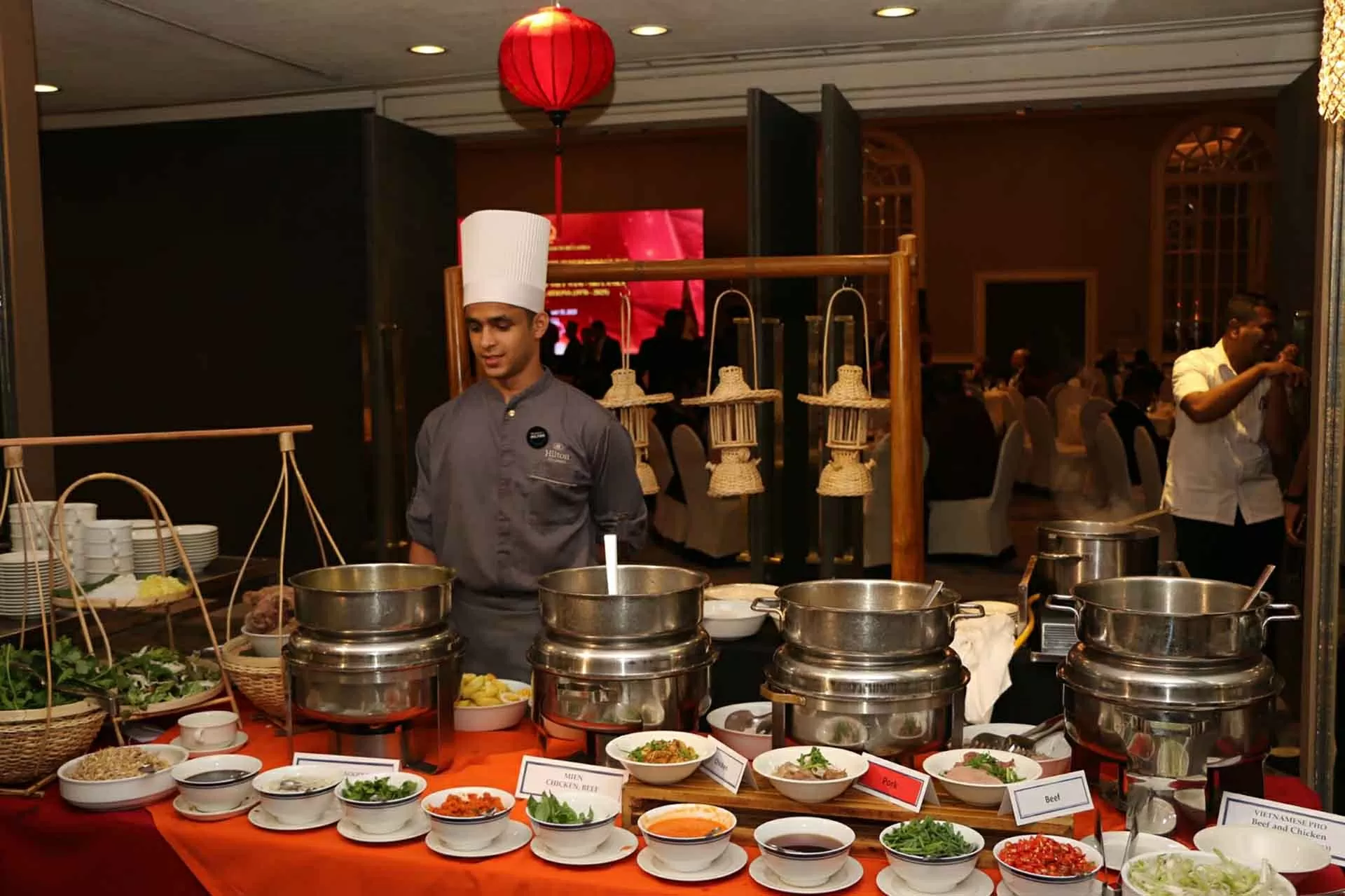 Les invités étrangers ont l'occasion de déguster les spécialités culinaires de différentes régions du Vietnam. Photo : Ambassade du Vietnam au Sri Lanka. Les invités étrangers ont l'occasion de déguster les spécialités culinaires de différentes régions du Vietnam. Photo : Ambassade du Vietnam au Sri Lanka.