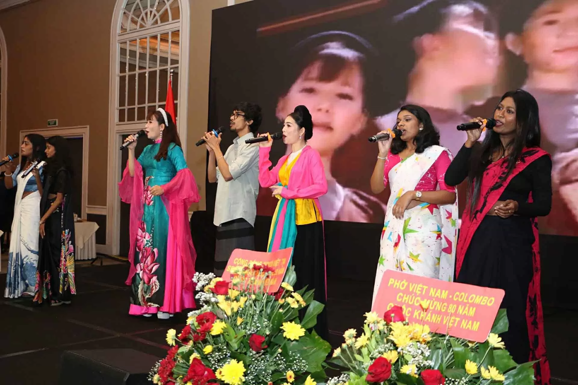 Le point culminant de la cérémonie a été une représentation d'artistes du Théâtre de chant et de danse Thang Long, ainsi qu'une dégustation de plats traditionnels vietnamiens. Photo : Ambassade du Vietnam au Sri Lanka. Le point culminant de la cérémonie a été une représentation d'artistes du Théâtre de chant et de danse Thang Long, ainsi qu'une dégustation de plats traditionnels vietnamiens. Photo : Ambassade du Vietnam au Sri Lanka.