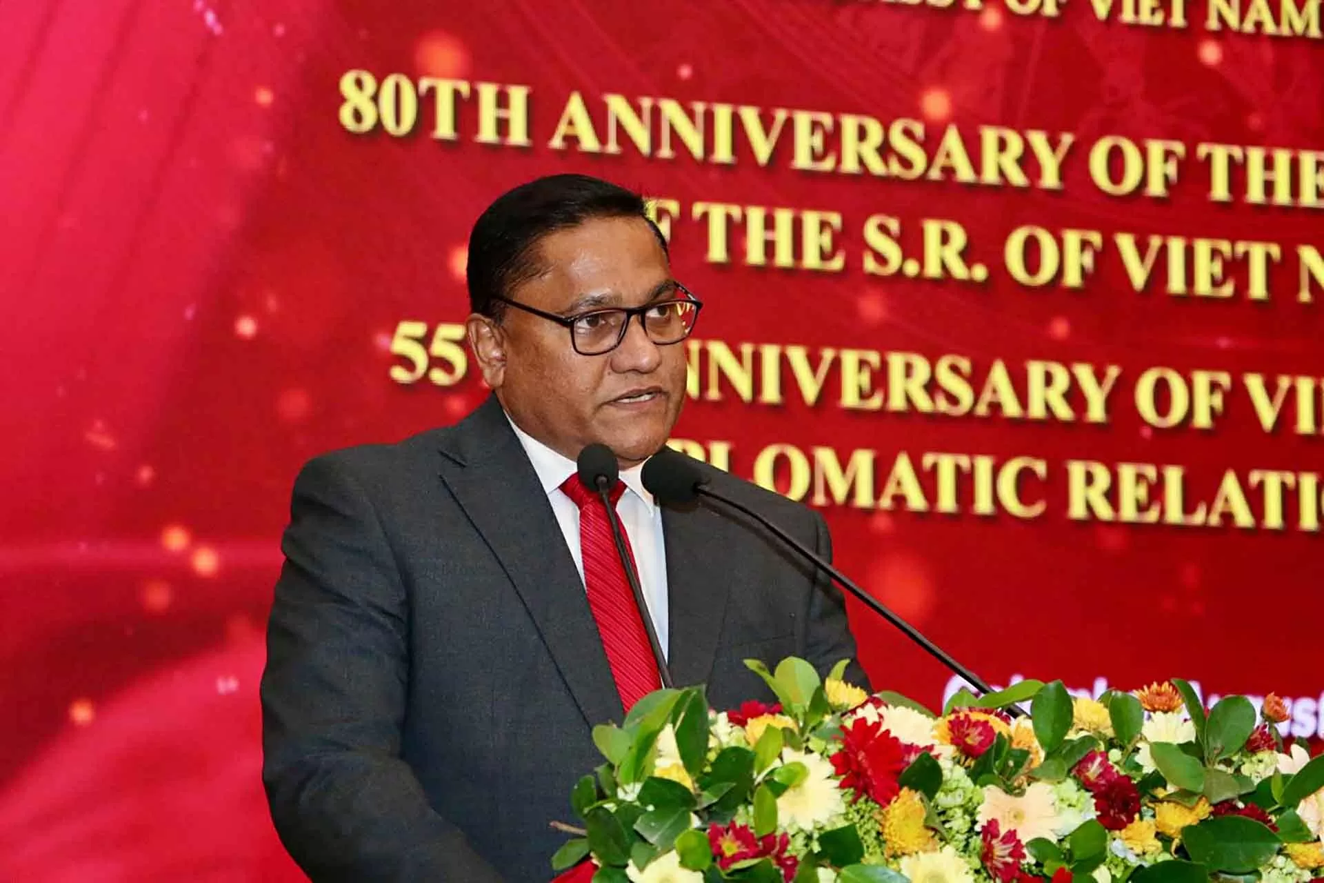Le ministre sri-lankais des Affaires étrangères, de l'Emploi à l'étranger et du Tourisme, Vijitha Herath, salue le développement fort et dynamique du Vietnam ces derniers temps, le qualifiant de modèle pour son pays. Photo : Ambassade du Vietnam au Sri Lanka Le ministre sri-lankais des Affaires étrangères, de l'Emploi à l'étranger et du Tourisme, Vijitha Herath, salue le développement fort et dynamique du Vietnam ces derniers temps, le qualifiant de modèle pour son pays. Photo : Ambassade du Vietnam au Sri Lanka