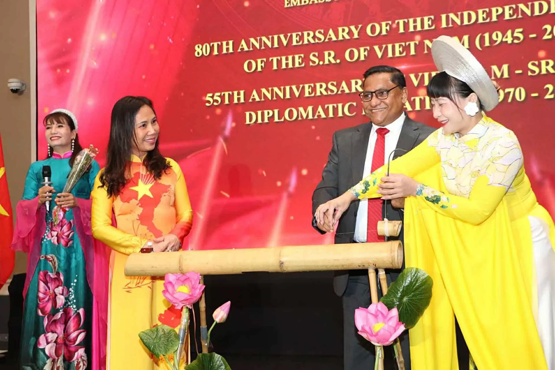 Le ministre sri-lankais Vijitha Herath est ravie de s'essayer au monocorde, un instrument musical traditionnel typique du Vietnam, avec l'aide d'artistes vietnamiens. Photo : Ambassade du Vietnam au Sri Lanka. Le ministre sri-lankais Vijitha Herath est ravie de s'essayer au monocorde, un instrument musical traditionnel typique du Vietnam, avec l'aide d'artistes vietnamiens. Photo : Ambassade du Vietnam au Sri Lanka.
