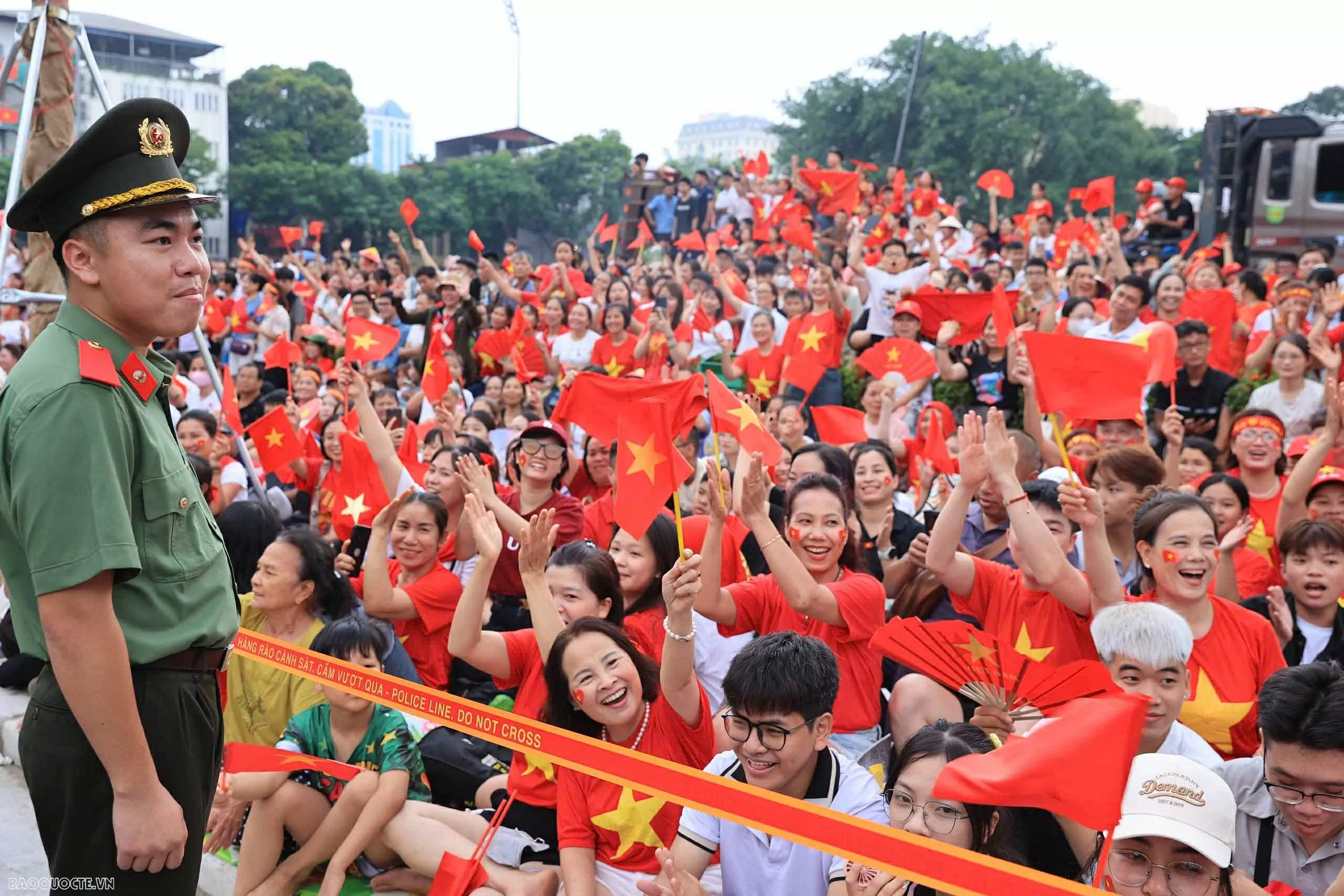 Người dân xí chỗ, chiến sĩ luyện tập trước giờ tổng hợp luyện đầu tiên tại Quảng trường Ba Đình