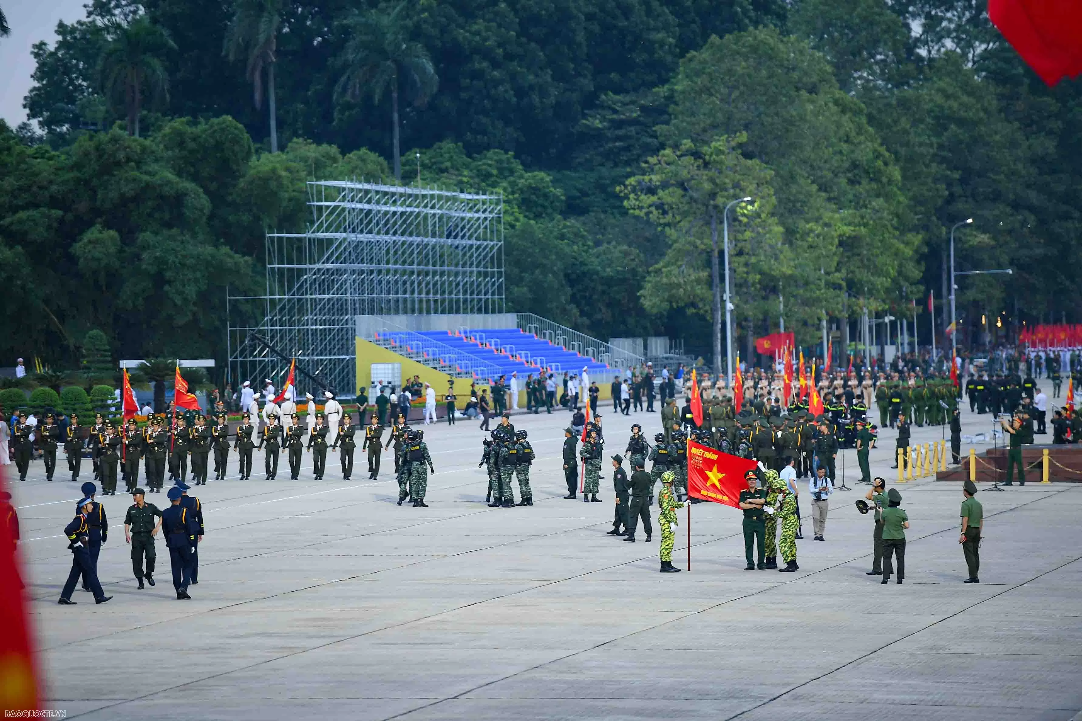 Người dân xí chỗ, chiến sĩ luyện tập trước giờ tổng hợp luyện đầu tiên tại Quảng trường Ba Đình
