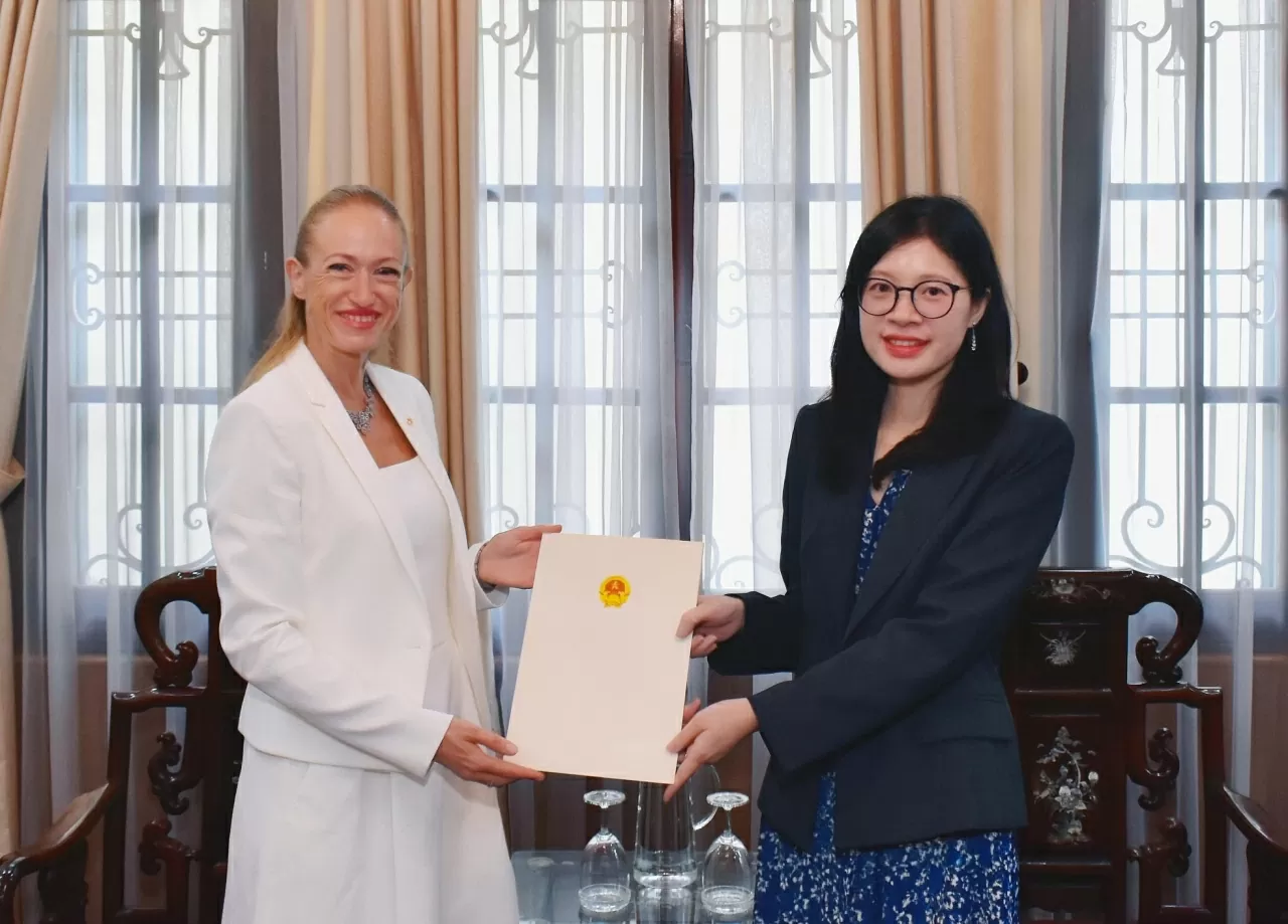 Phó Cục trưởng Cục Lãnh sự Phan Thị Minh Giang đã trao Giấy Chấp nhận lãnh sự cho bà Alessandra Tognonato. (Ảnh: Cục Lãnh sự)