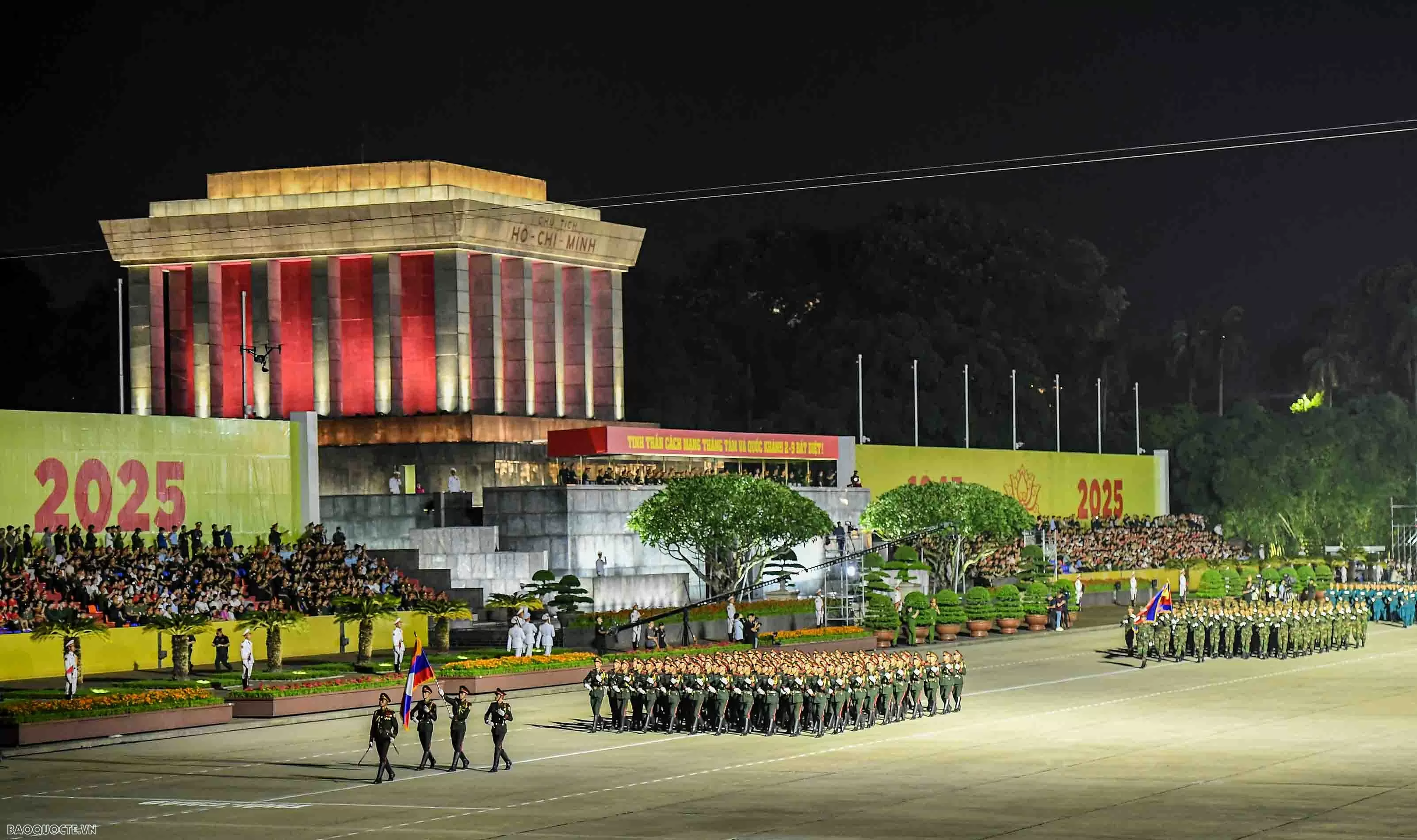 Lần đầu tiên tổng hợp luyện diễu binh tại Quảng trường Ba Đình Lần đầu tiên tổng hợp luyện diễu binh tại Quảng trường Ba Đình