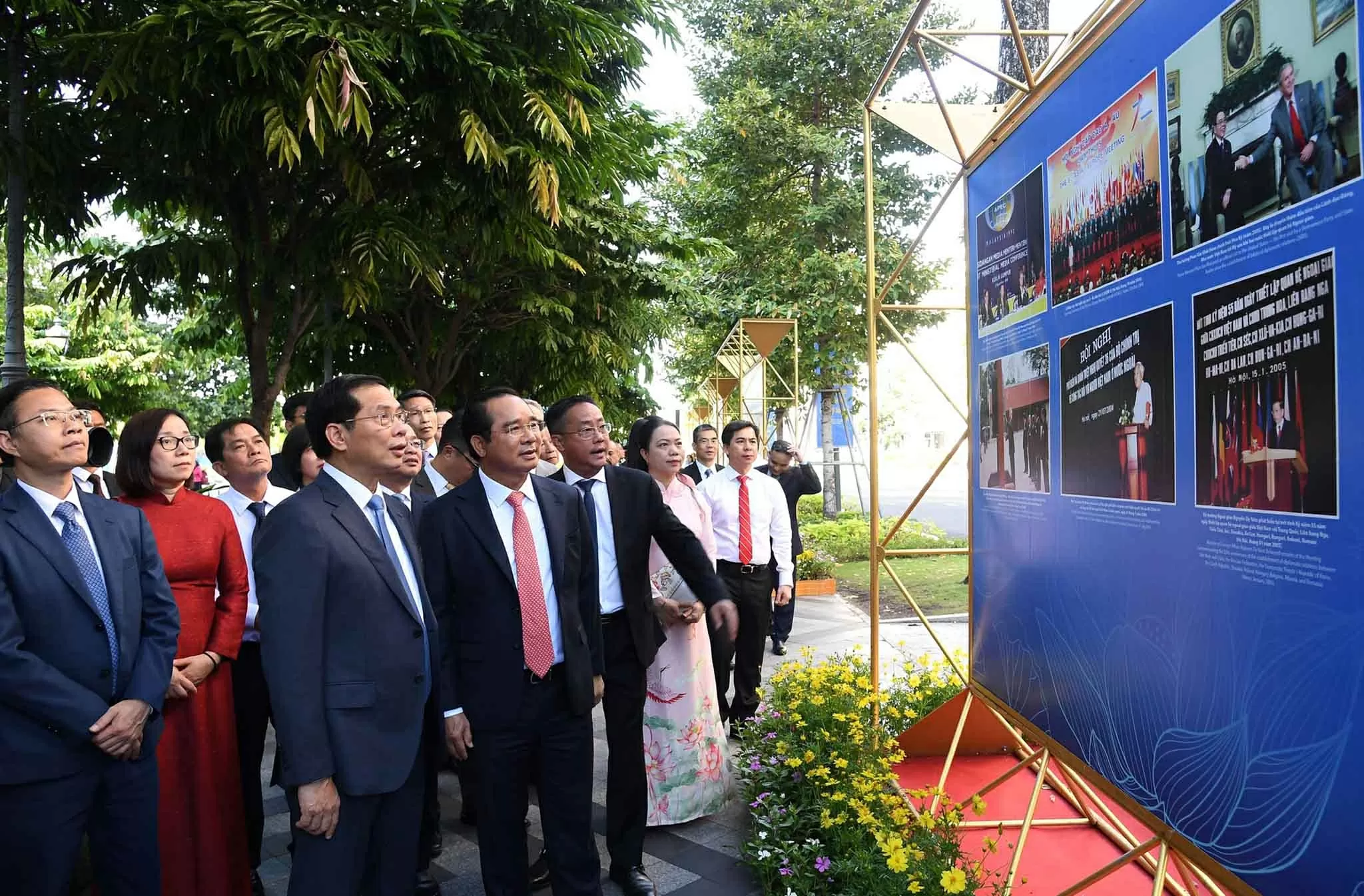 Khai mạc triển lãm ảnh ‘80 năm Ngoại giao Việt Nam: Vinh dự và tự hào’