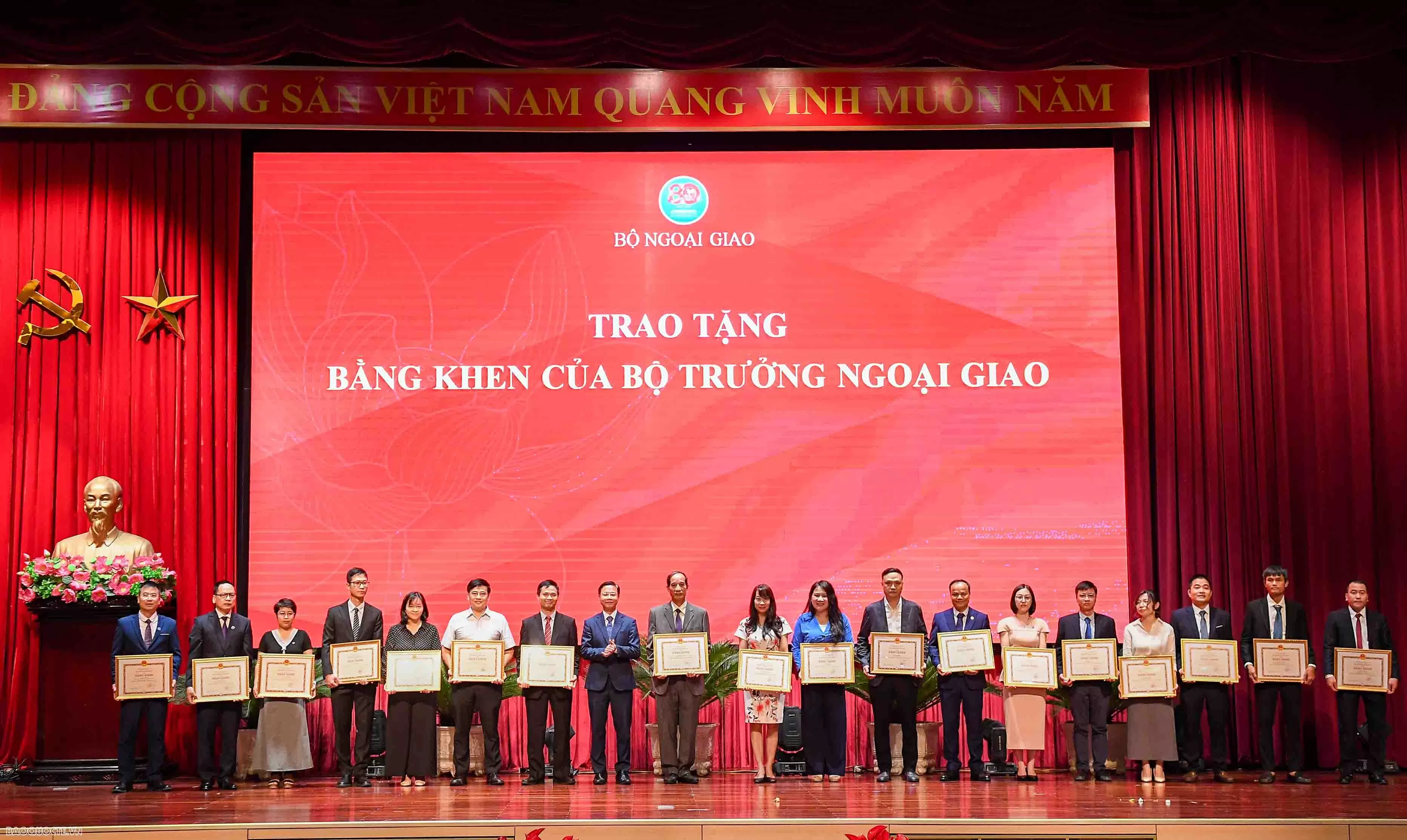 Khai mạc Triển lãm tôn vinh nền ngoại giao bản lĩnh, mềm dẻo, kiên cường