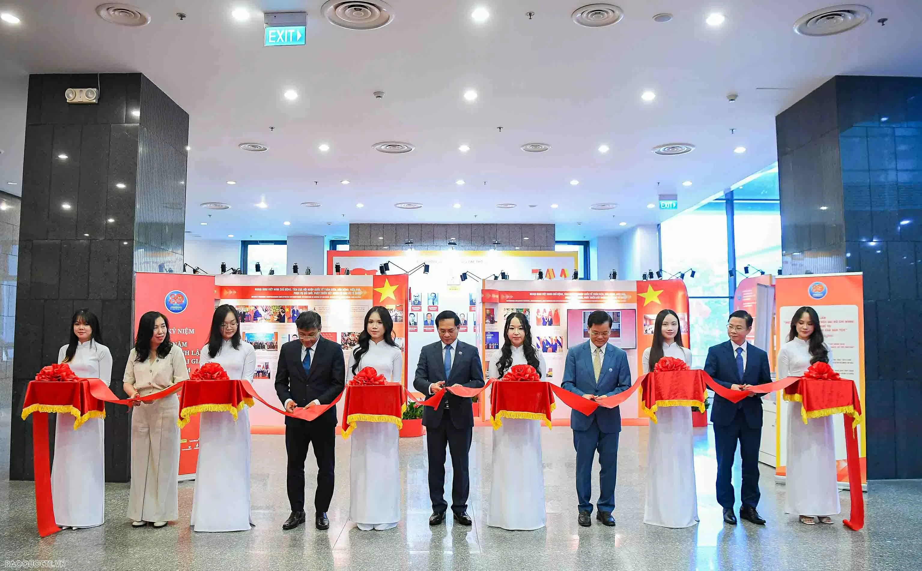 Khai mạc Triển lãm tôn vinh nền ngoại giao bản lĩnh, mềm dẻo, kiên cường
