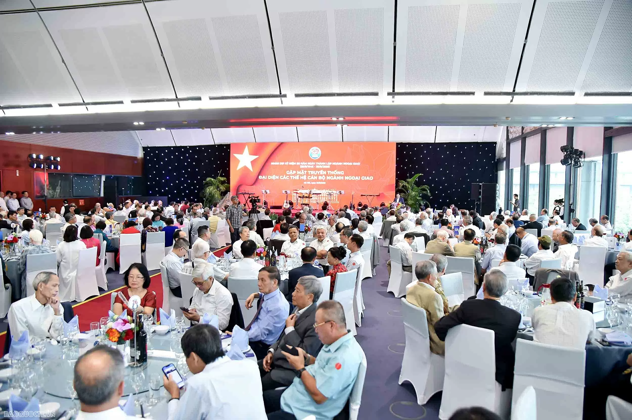 gặp mặt truyền thống đại diện các thế hệ cán bộ ngoại giao