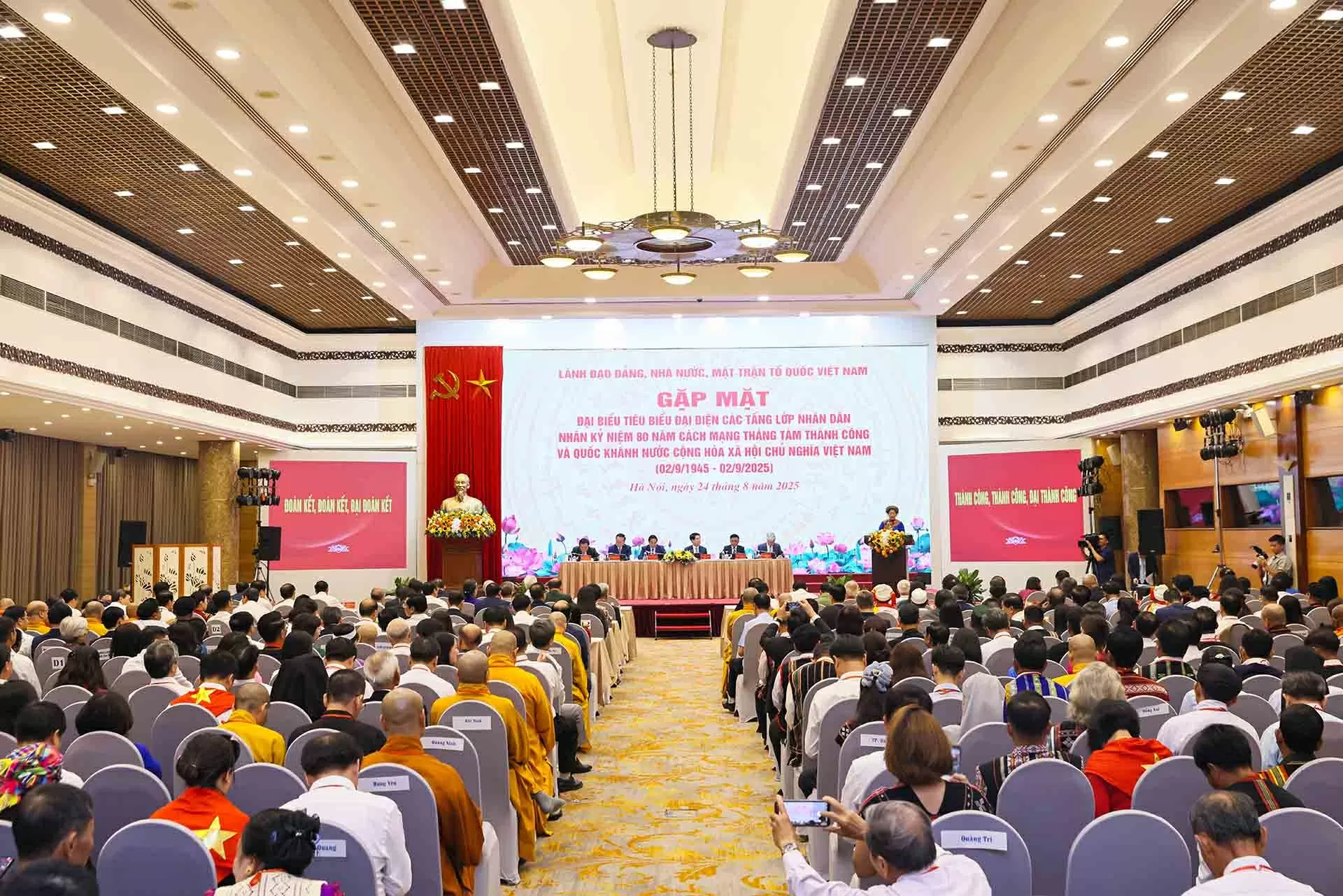 Doanh nhân Đỗ Quang Hiển được vinh danh xuất sắc đóng góp cho cộng đồng