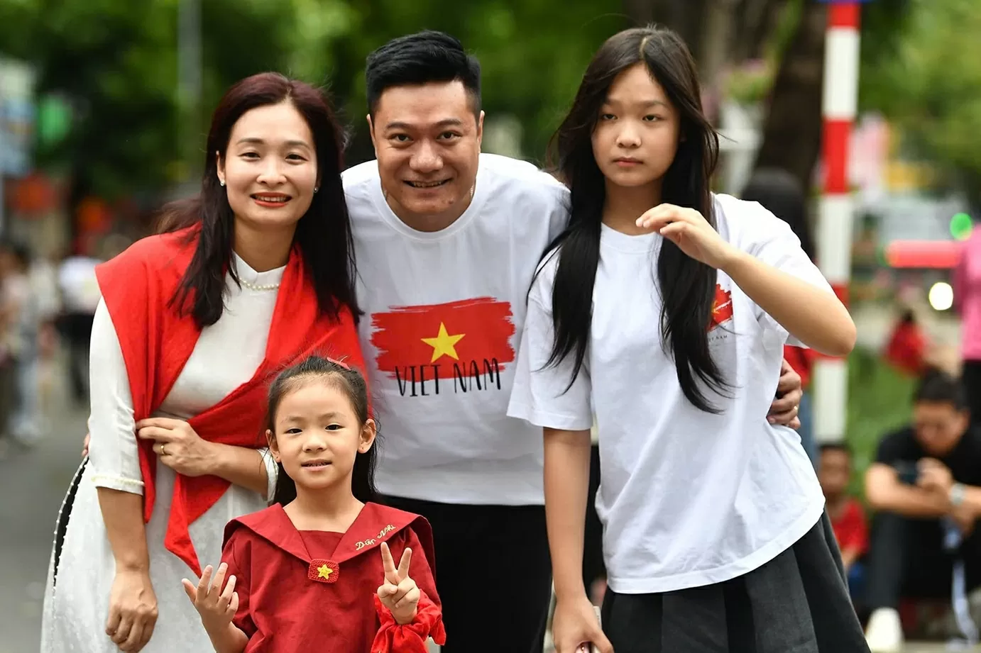 Gia đình chị Lê Thu Quỳnh ở mặt phố Ngọc Hà, nơi đoàn diễu binh sẽ đi qua cửa nhà. Mọi người trong gia đình chị đã sớm chuẩn bị trang phục để đón xem. (Ảnh: Hoàng Hà) Gia đình chị Lê Thu Quỳnh ở mặt phố Ngọc Hà, nơi đoàn diễu binh sẽ đi qua cửa nhà. Mọi người trong gia đình chị đã sớm chuẩn bị trang phục để đón xem. (Ảnh: Hoàng Hà)