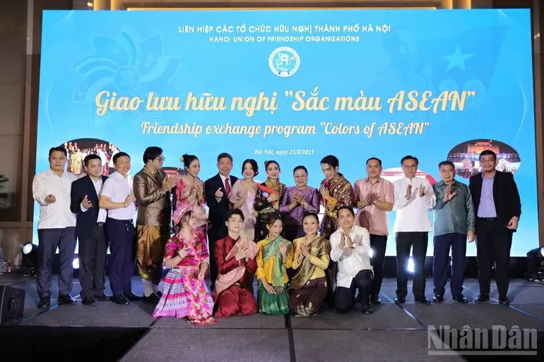 Các đại biểu chụp ảnh kỷ niệm. (Ảnh: KHÁNH LAN) Các đại biểu chụp ảnh kỷ niệm. (Ảnh: KHÁNH LAN)