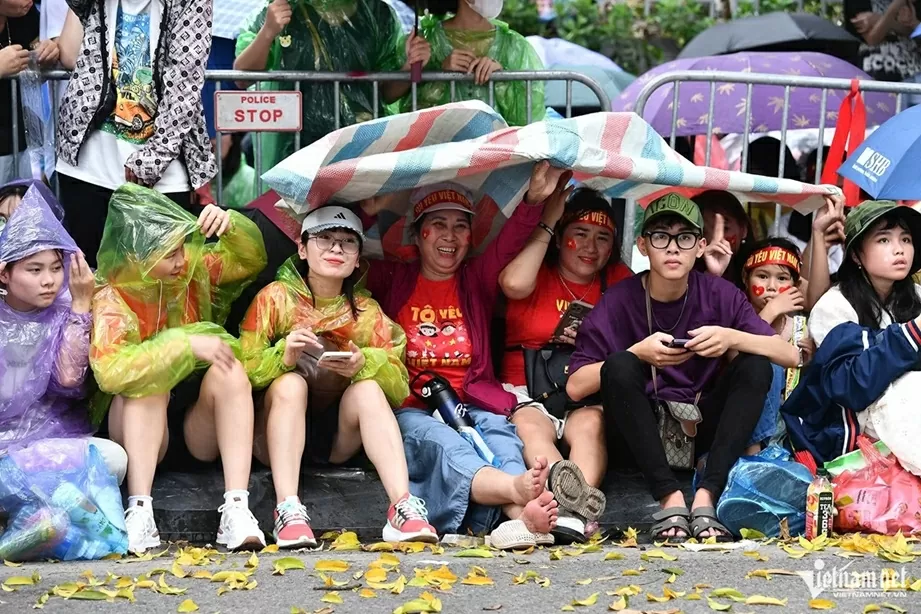 Người người, nhà nhà đội mưa chờ xem tổng hợp luyện diễu binh, diễu hành lần 2 Người người, nhà nhà đội mưa chờ xem tổng hợp luyện diễu binh, diễu hành lần 2