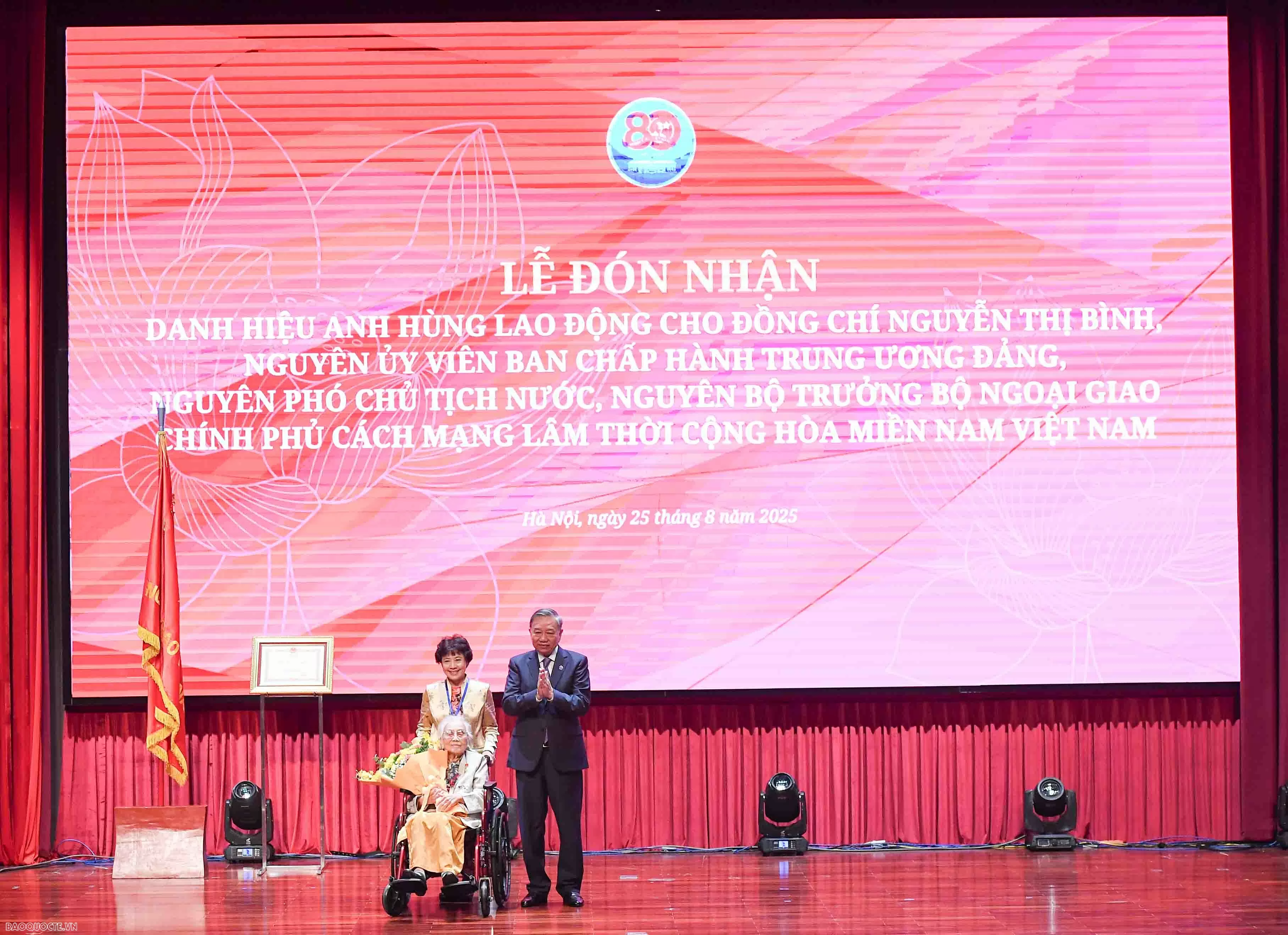 Tổng Bí thư Tô Lâm trao tặng bà Nguyễn Thị Bình danh hiệu Anh hùng Lao động Tổng Bí thư Tô Lâm trao tặng bà Nguyễn Thị Bình danh hiệu Anh hùng Lao động