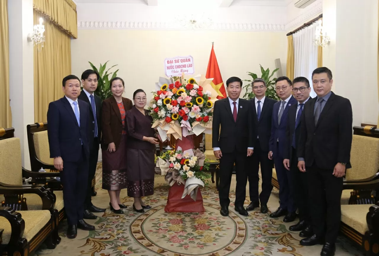 Cán bộ Đại sứ quán Lào đến chúc mừng nhân dịp kỷ niệm 80 năm Ngày Quốc khánh nước Cộng hòa xã hội chủ nghĩa Việt Nam (02/9/1945 – 02/9/2025) và 80 năm Ngày thành lập ngành Ngoại giao Việt Nam (28/8/1945 – 28/8/2025). (Ảnh: Thành Long) Cán bộ Đại sứ quán Lào đến chúc mừng nhân dịp kỷ niệm 80 năm Ngày Quốc khánh nước Cộng hòa xã hội chủ nghĩa Việt Nam (02/9/1945 – 02/9/2025) và 80 năm Ngày thành lập ngành Ngoại giao Việt Nam (28/8/1945 – 28/8/2025). (Ảnh: Thành Long)