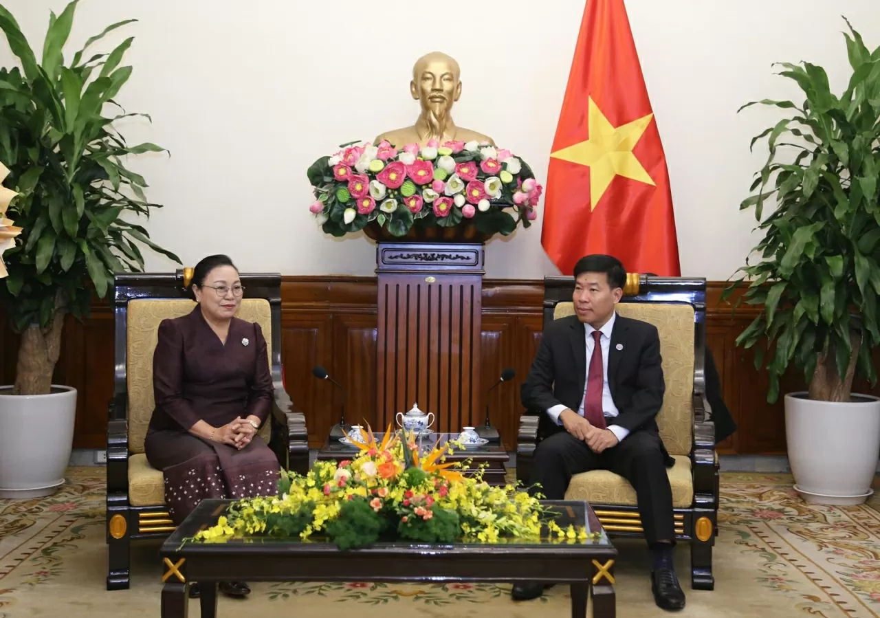 Thứ trưởng Nguyễn Mạnh Cường bày tỏ cảm ơn sâu sắc trước tình cảm và sự chúc mừng nồng ấm của Đại sứ và cán bộ Đại sứ quán Lào. (Ảnh: Thành Long) Thứ trưởng Nguyễn Mạnh Cường bày tỏ cảm ơn sâu sắc trước tình cảm và sự chúc mừng nồng ấm của Đại sứ và cán bộ Đại sứ quán Lào. (Ảnh: Thành Long)