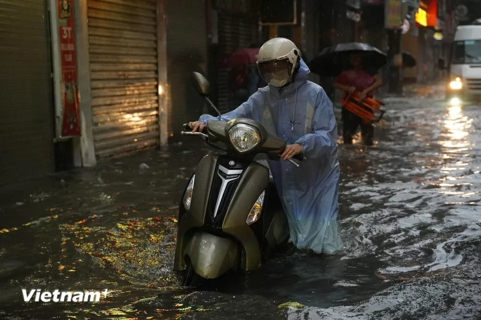 Mưa lớn do ảnh hưởng bão số 5, Hà Nội ngập lụt diện rộng