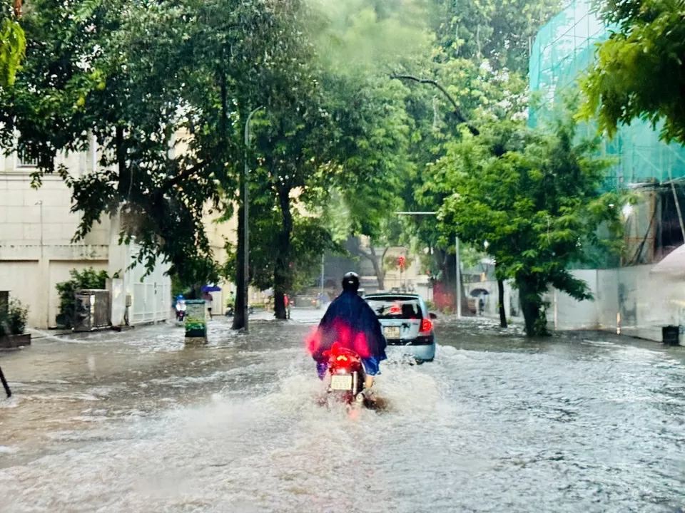 Mưa lớn do ảnh hưởng bão số 5, Hà Nội ngập lụt diện rộng