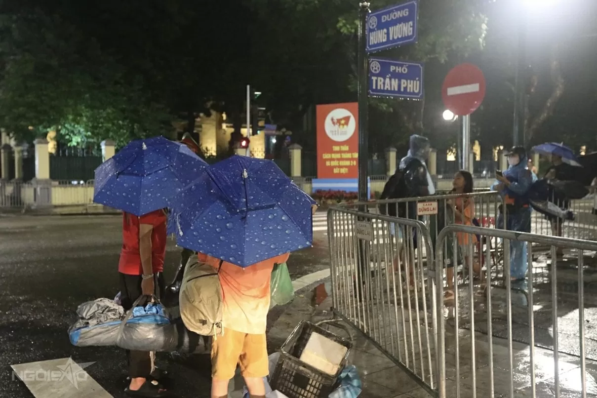 Người dân trải chiếu, đội mưa từ đêm đến sáng sớm để giữ chỗ xem sơ duyệt diễu binh, diễu hành Đại lễ A80