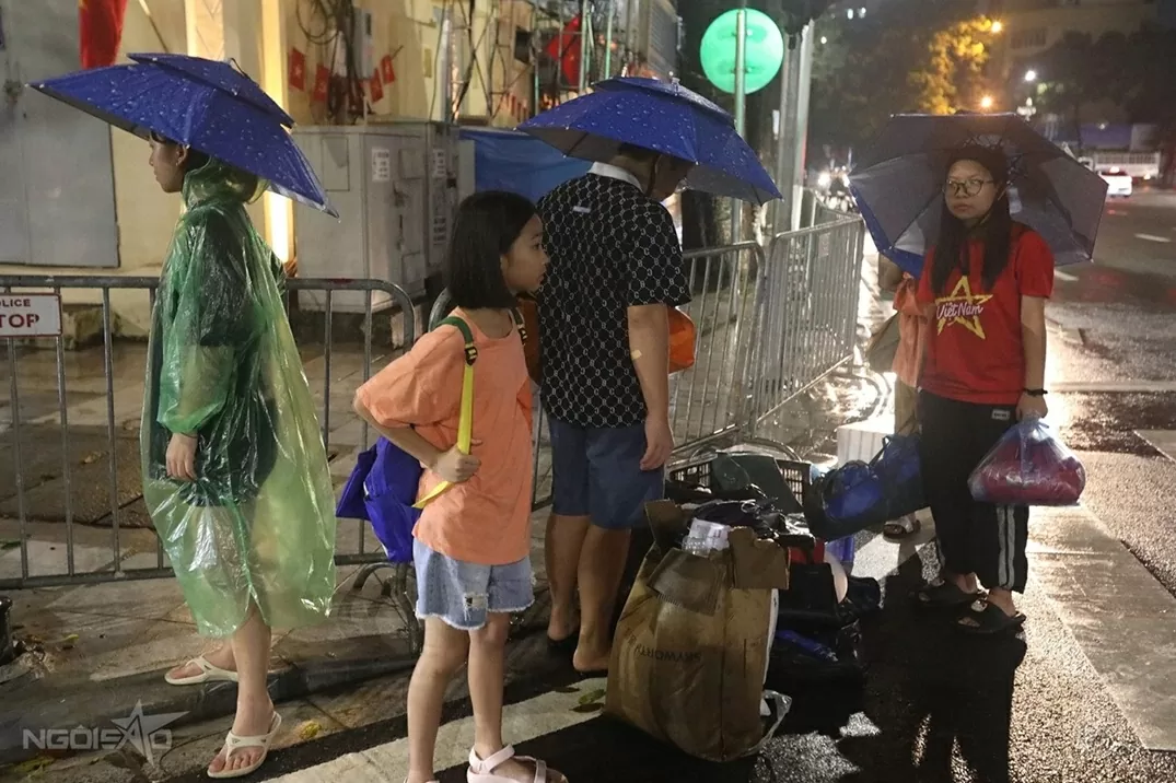 Người dân trải chiếu, đội mưa từ đêm đến sáng sớm để giữ chỗ xem sơ duyệt diễu binh, diễu hành Đại lễ A80
